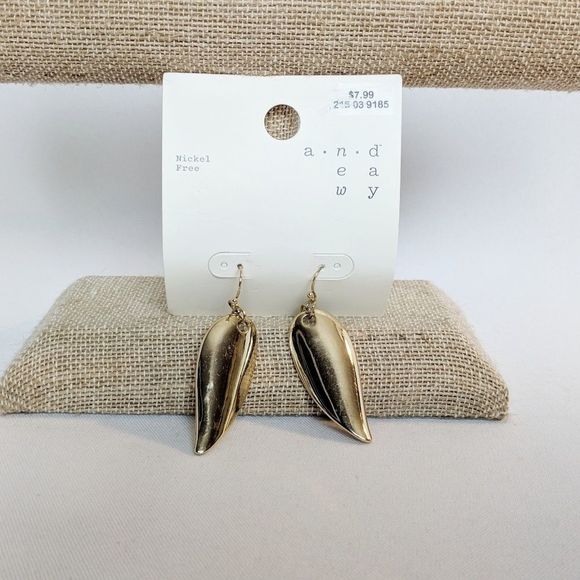 💢3 for $25💢 Gold Leaf Dangle Earrings - Picture 1 of 5